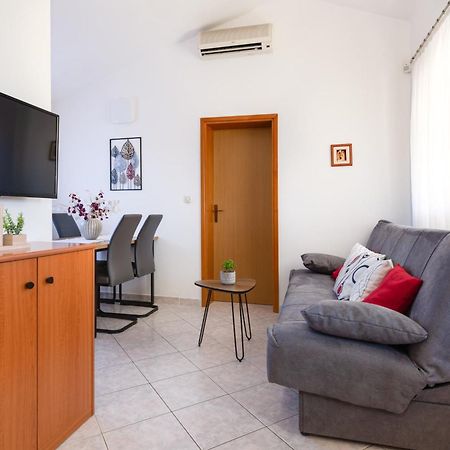 Villa Livia With Three Nice Apartments, Swimming Pool, Childrens Playground, Barbecue And Free Parking ลิทซ์ยัน ภายนอก รูปภาพ