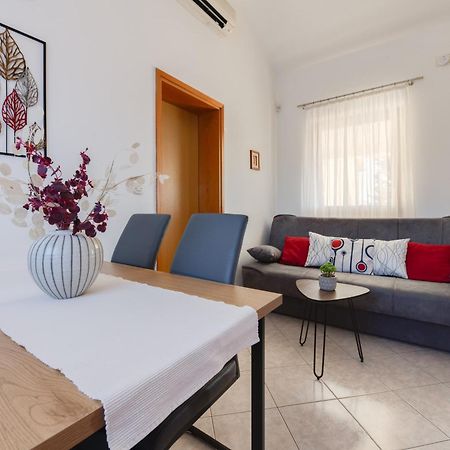 Villa Livia With Three Nice Apartments, Swimming Pool, Childrens Playground, Barbecue And Free Parking ลิทซ์ยัน ภายนอก รูปภาพ