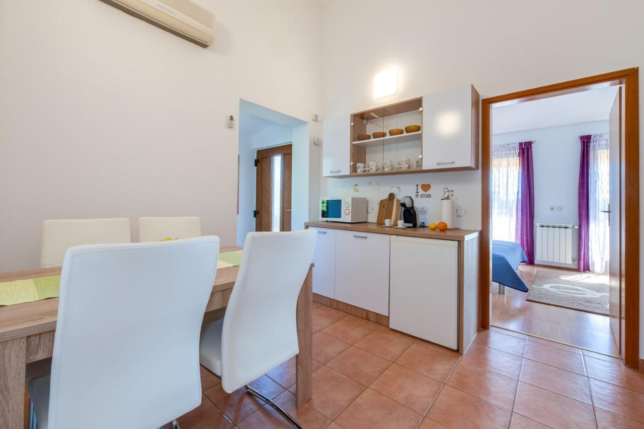 Villa Livia With Three Nice Apartments, Swimming Pool, Childrens Playground, Barbecue And Free Parking ลิทซ์ยัน ภายนอก รูปภาพ