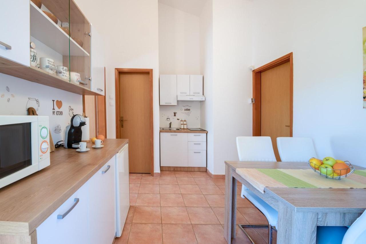 Villa Livia With Three Nice Apartments, Swimming Pool, Childrens Playground, Barbecue And Free Parking ลิทซ์ยัน ภายนอก รูปภาพ