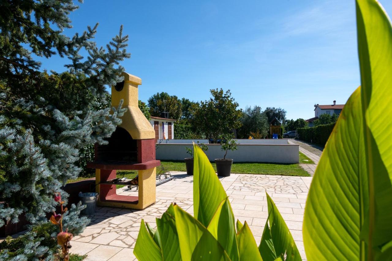 Villa Livia With Three Nice Apartments, Swimming Pool, Childrens Playground, Barbecue And Free Parking ลิทซ์ยัน ภายนอก รูปภาพ