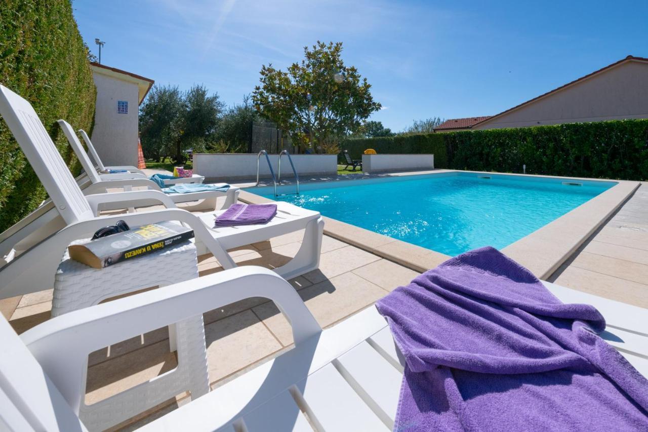 Villa Livia With Three Nice Apartments, Swimming Pool, Childrens Playground, Barbecue And Free Parking ลิทซ์ยัน ภายนอก รูปภาพ