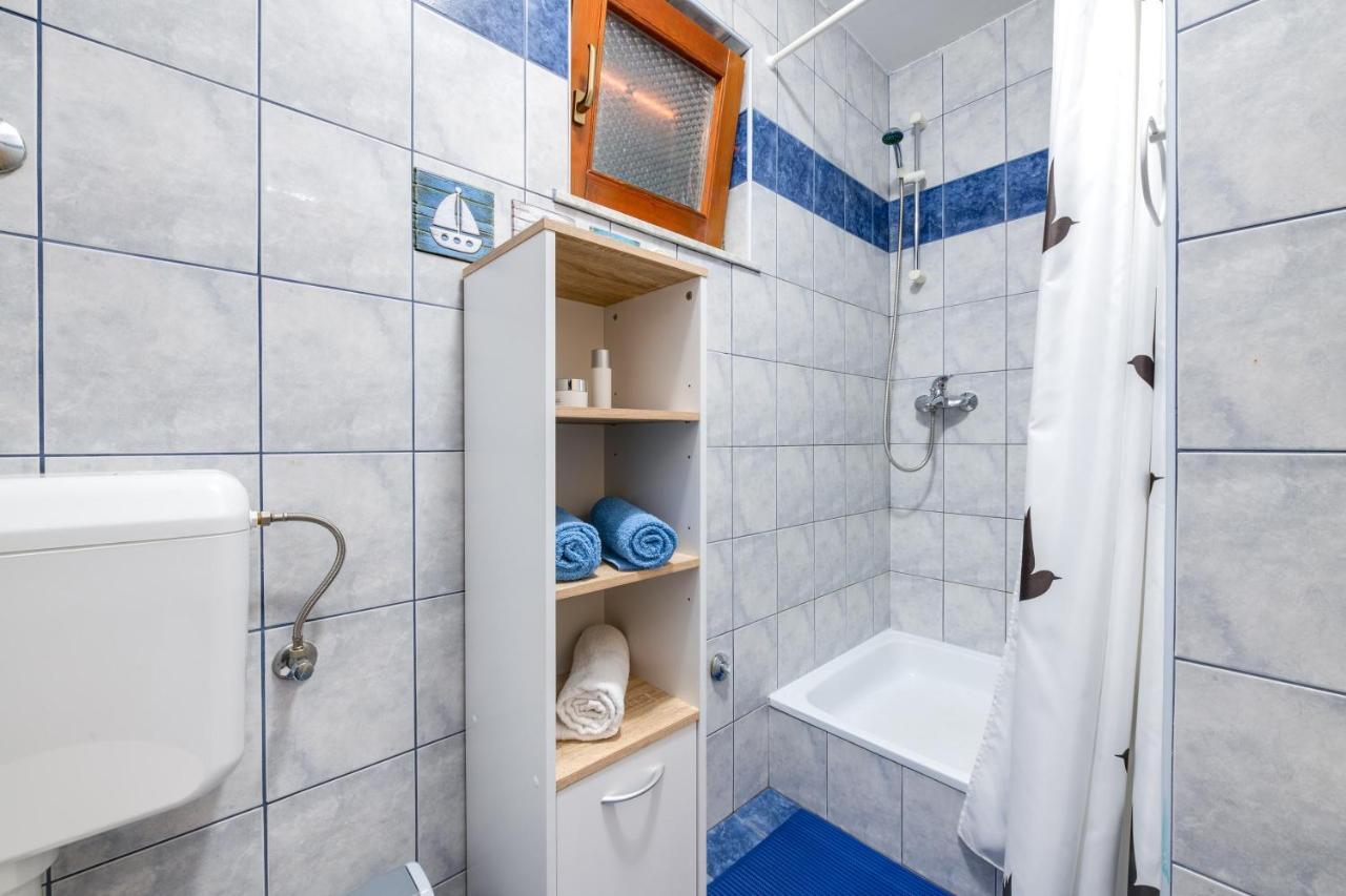 Villa Livia With Three Nice Apartments, Swimming Pool, Childrens Playground, Barbecue And Free Parking ลิทซ์ยัน ภายนอก รูปภาพ