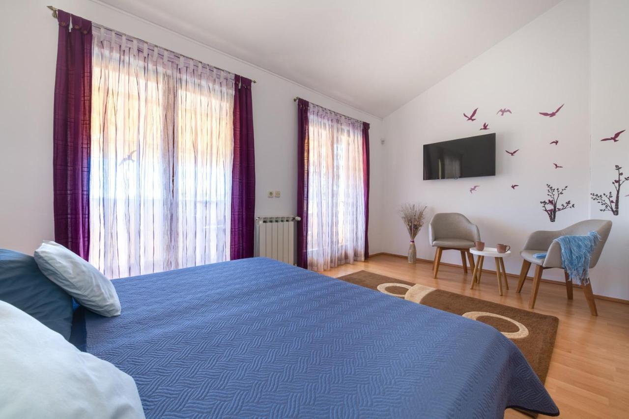 Villa Livia With Three Nice Apartments, Swimming Pool, Childrens Playground, Barbecue And Free Parking ลิทซ์ยัน ภายนอก รูปภาพ