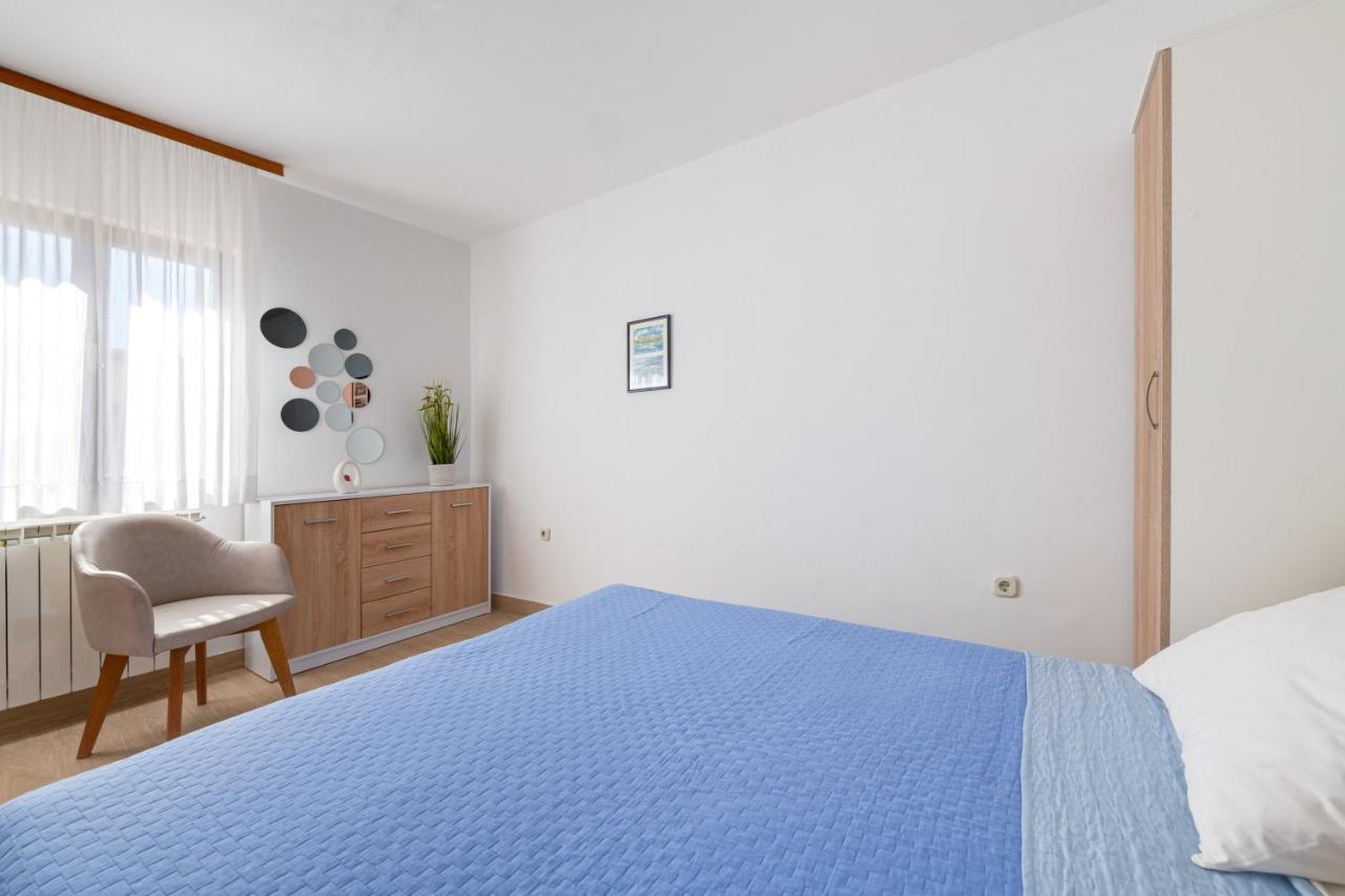 Villa Livia With Three Nice Apartments, Swimming Pool, Childrens Playground, Barbecue And Free Parking ลิทซ์ยัน ภายนอก รูปภาพ