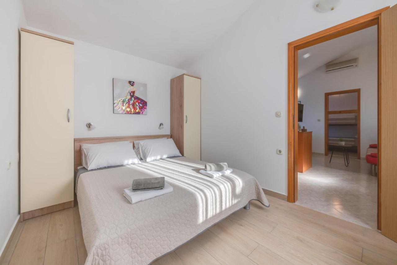Villa Livia With Three Nice Apartments, Swimming Pool, Childrens Playground, Barbecue And Free Parking ลิทซ์ยัน ภายนอก รูปภาพ
