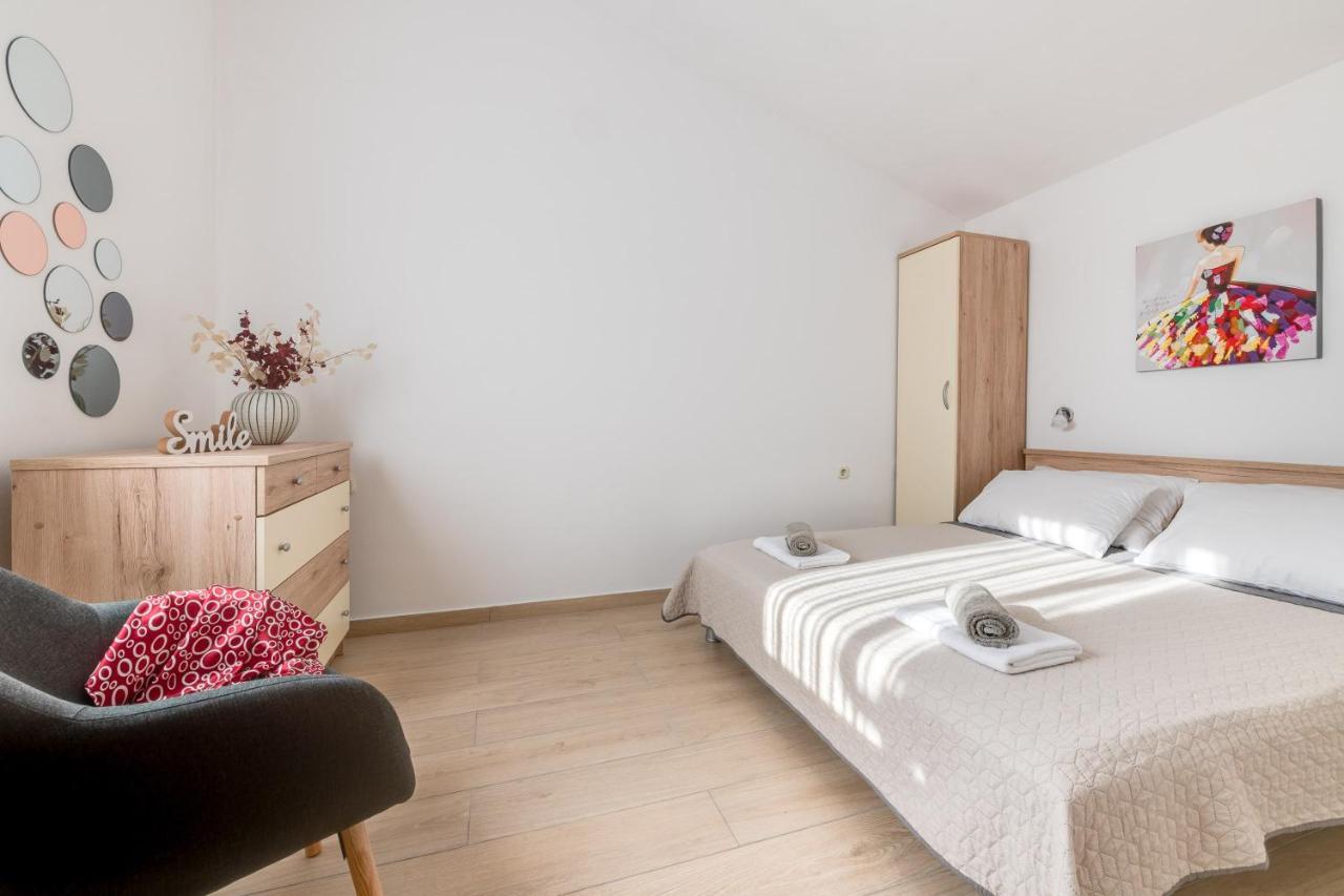 Villa Livia With Three Nice Apartments, Swimming Pool, Childrens Playground, Barbecue And Free Parking ลิทซ์ยัน ภายนอก รูปภาพ