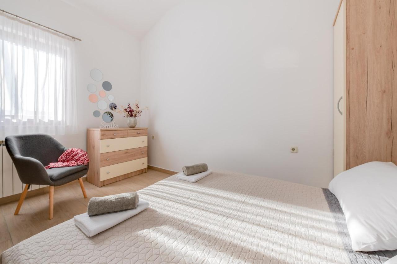 Villa Livia With Three Nice Apartments, Swimming Pool, Childrens Playground, Barbecue And Free Parking ลิทซ์ยัน ภายนอก รูปภาพ