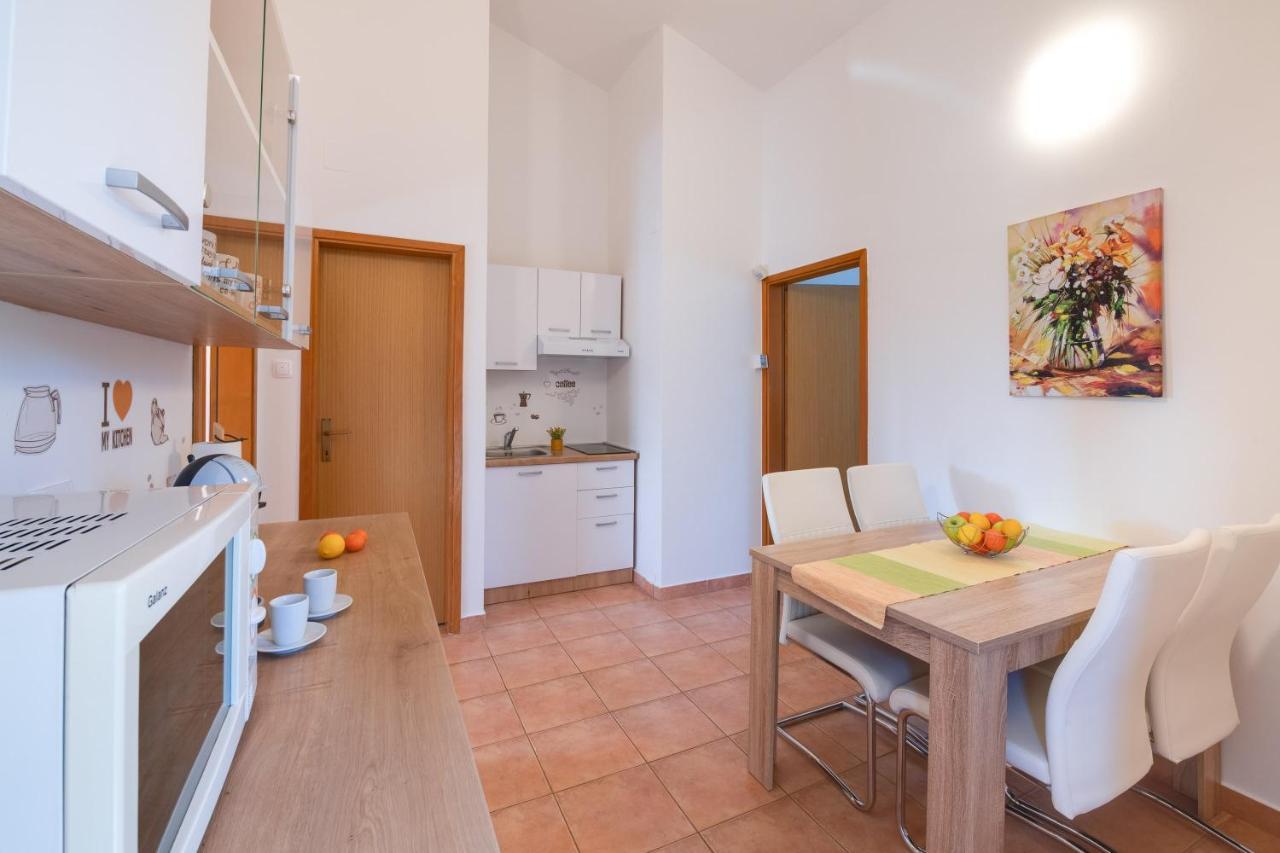 Villa Livia With Three Nice Apartments, Swimming Pool, Childrens Playground, Barbecue And Free Parking ลิทซ์ยัน ภายนอก รูปภาพ