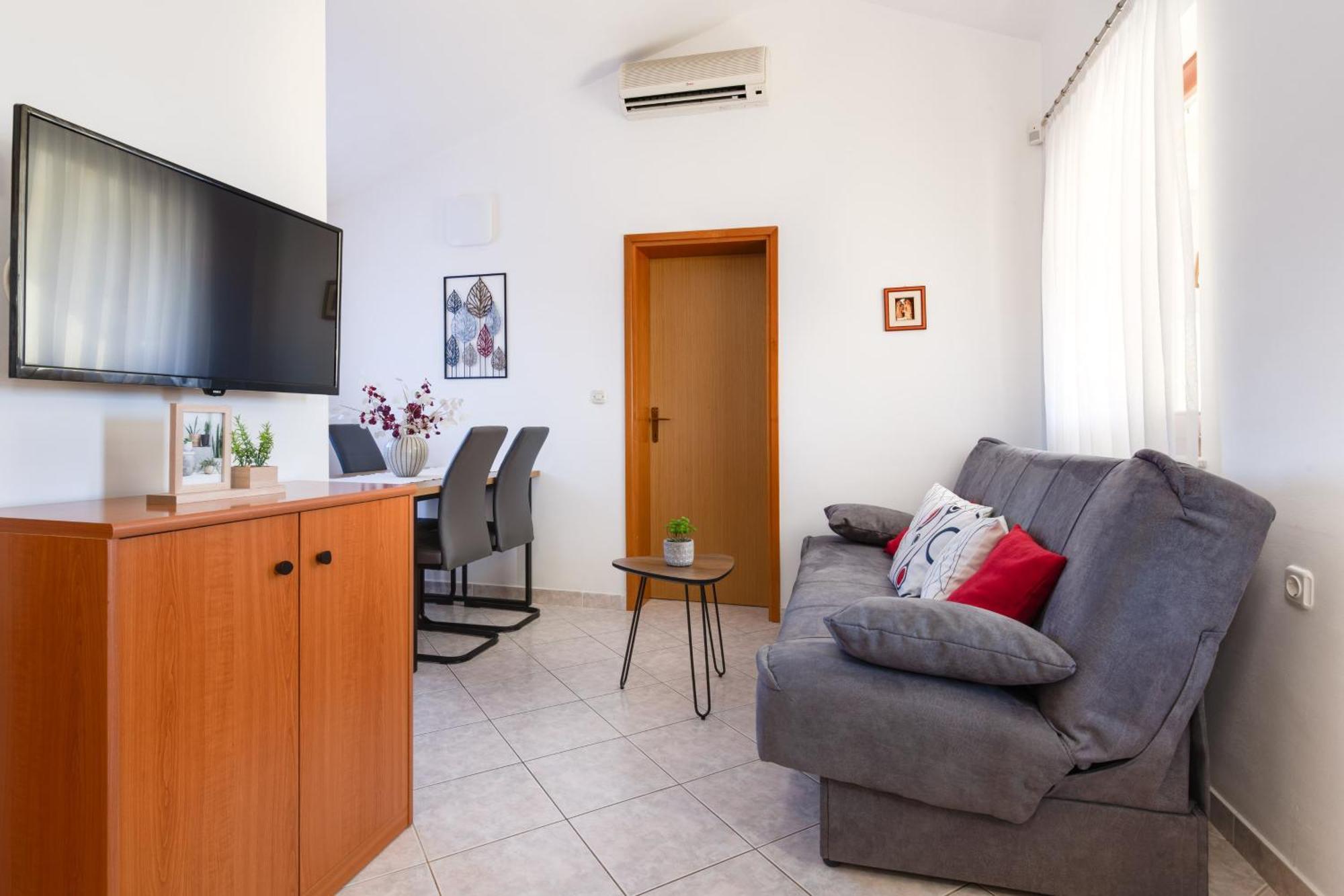 Villa Livia With Three Nice Apartments, Swimming Pool, Childrens Playground, Barbecue And Free Parking ลิทซ์ยัน ภายนอก รูปภาพ