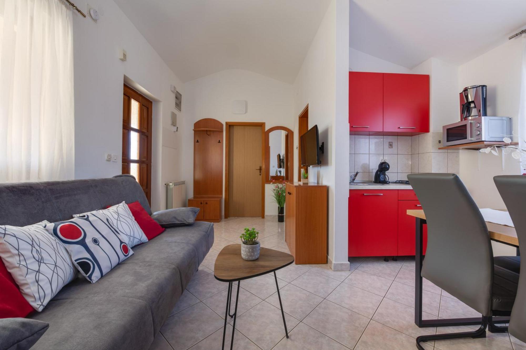 Villa Livia With Three Nice Apartments, Swimming Pool, Childrens Playground, Barbecue And Free Parking ลิทซ์ยัน ภายนอก รูปภาพ