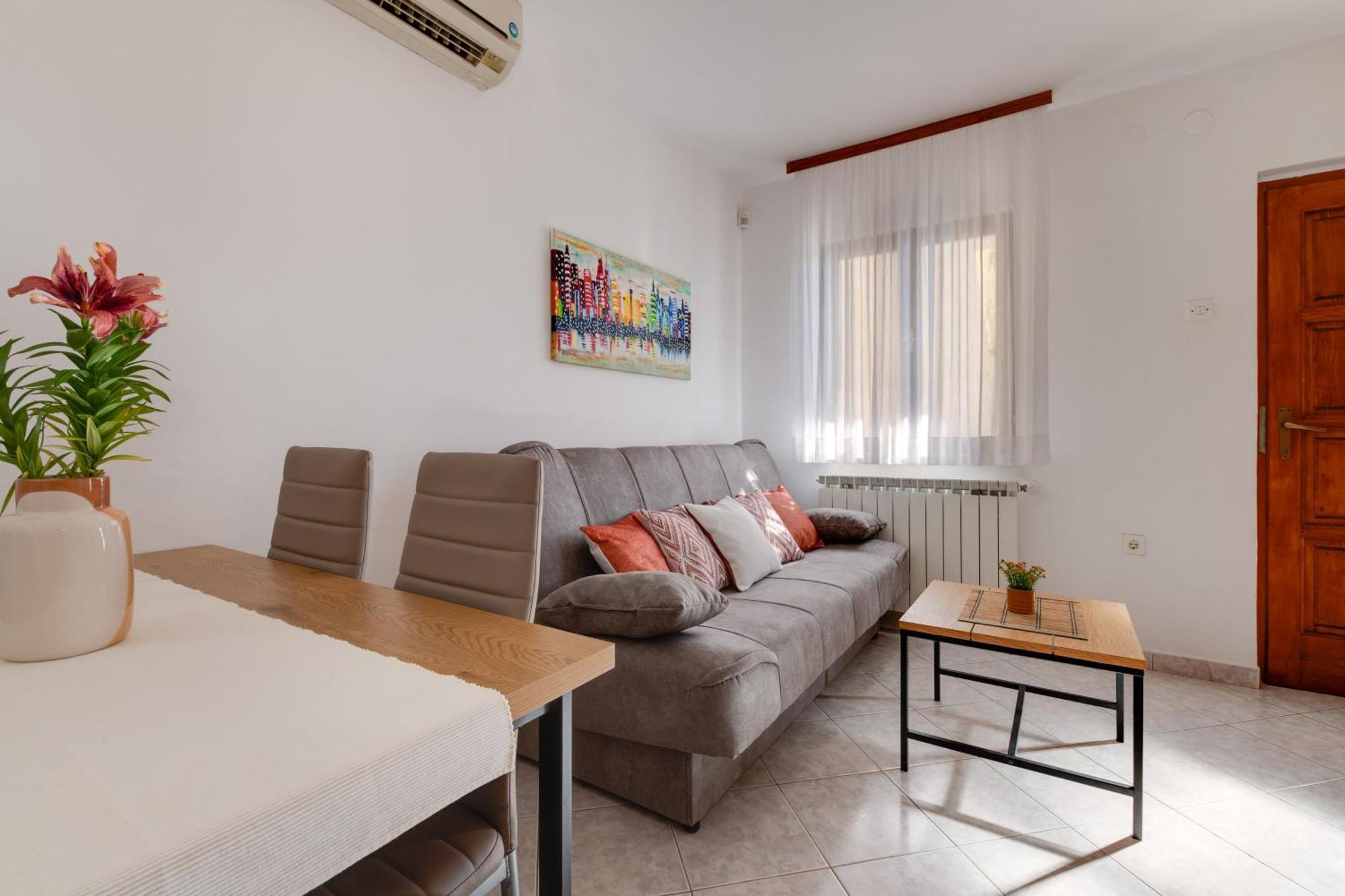 Villa Livia With Three Nice Apartments, Swimming Pool, Childrens Playground, Barbecue And Free Parking ลิทซ์ยัน ภายนอก รูปภาพ