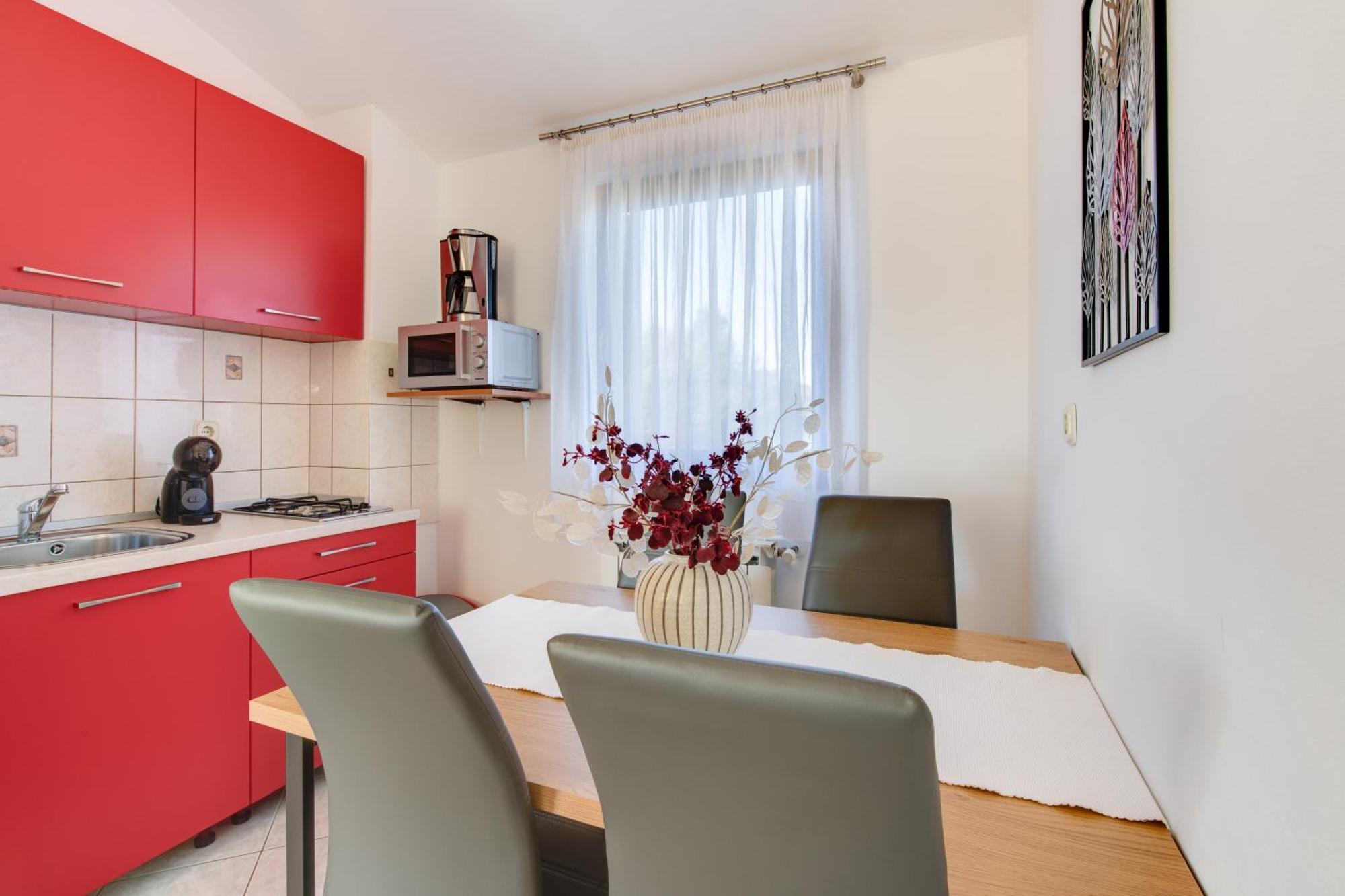 Villa Livia With Three Nice Apartments, Swimming Pool, Childrens Playground, Barbecue And Free Parking ลิทซ์ยัน ภายนอก รูปภาพ