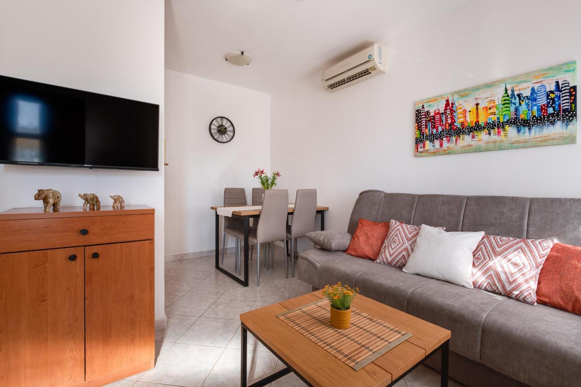 Villa Livia With Three Nice Apartments, Swimming Pool, Childrens Playground, Barbecue And Free Parking ลิทซ์ยัน ภายนอก รูปภาพ
